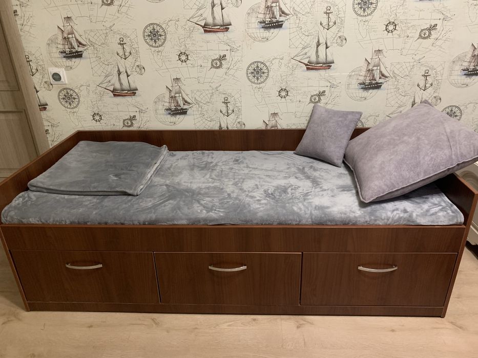 продам кровать с ящиками.