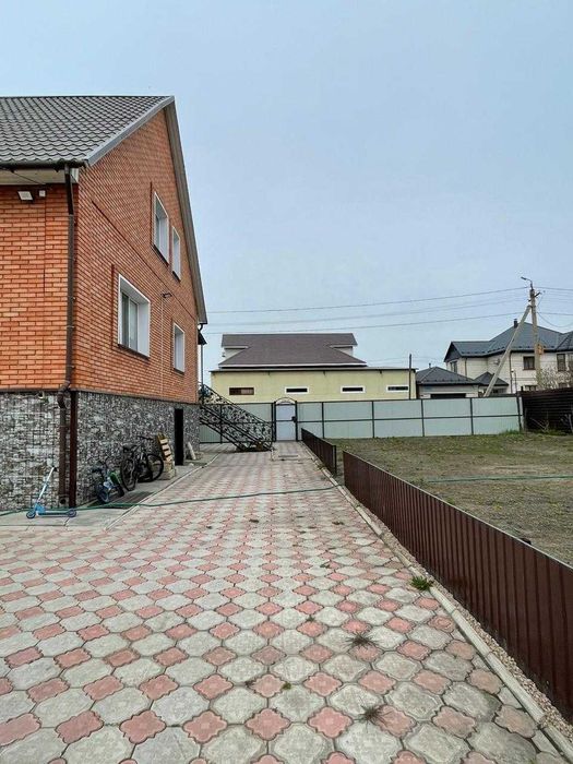 Просторный двухэтажный дом в отличном районе