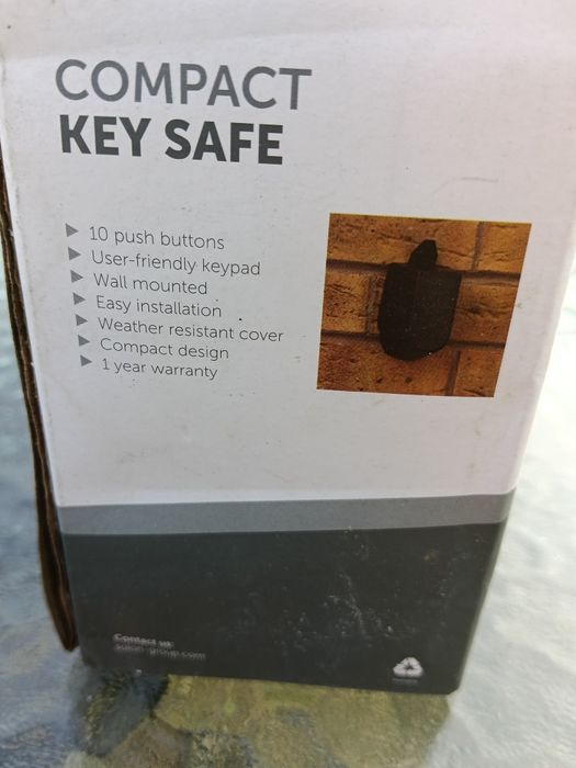 Compact key safe defender