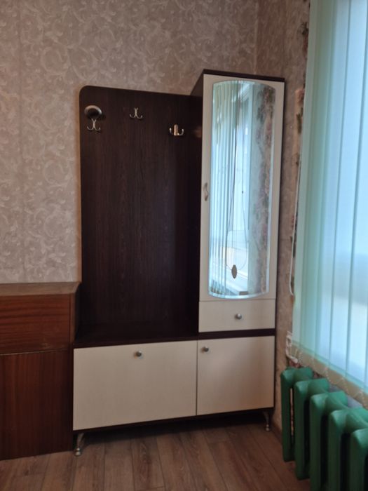 Портманто с шкафчета за обувки ,рафтове  и чекмедже.