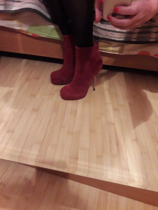 Дамски велурени боти с висок тънък ток номер 40