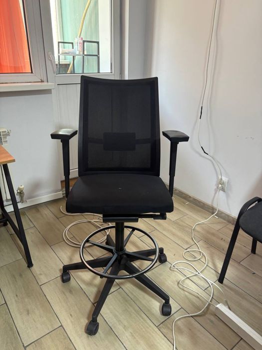 Стул на колесиках