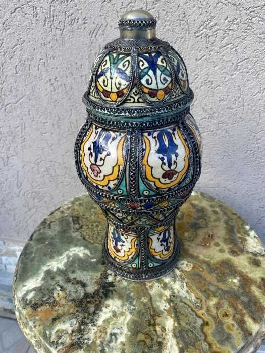 Eleganta vaza orientala-ceramica cu alama argintata,Franta