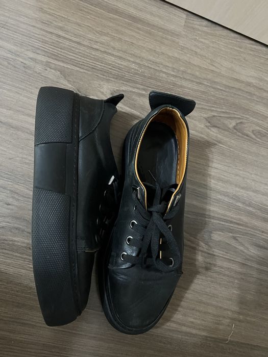Продам женские кожаные кроссовки