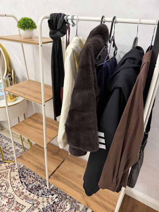 Напольная вешалка с полками для одежды