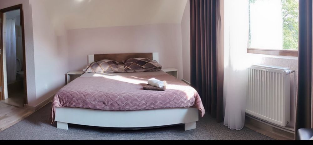 Pensiune 12 camere + 33 ari de teren Solca