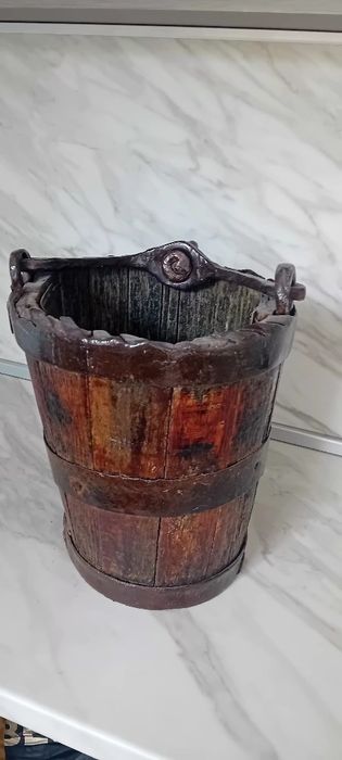 Голяма автентична кофа за вадене вода от геран.