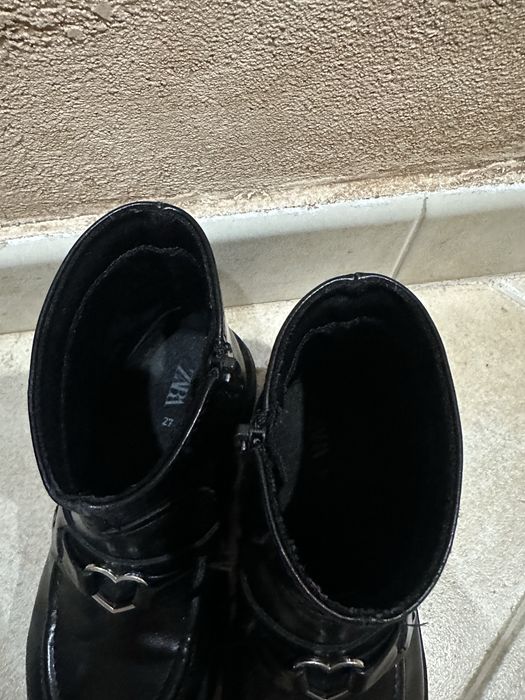 Два чифта момичешки обувки