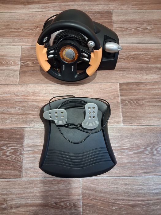 Продам игровой руль с педалью