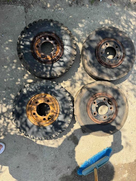 Продават се задни и предни гуми със джанти VIDA