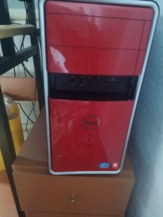 Компьютер в хорошем состоянии со столом