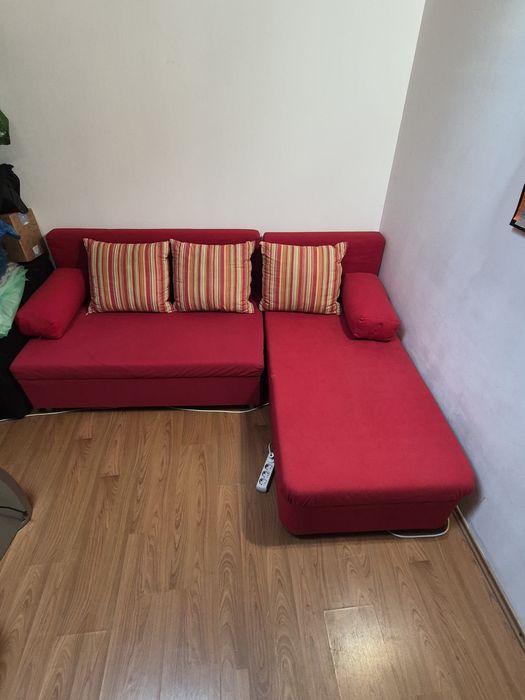 Canapeaua extensibilă pentru două persoane  are și spațiu de depozitare .