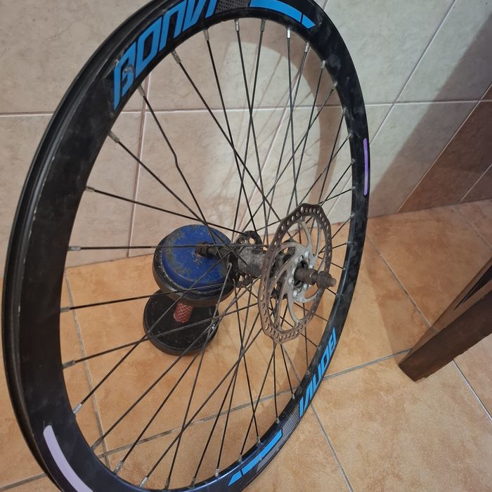 Velosopet deskasi yangi xolatda turibdi
