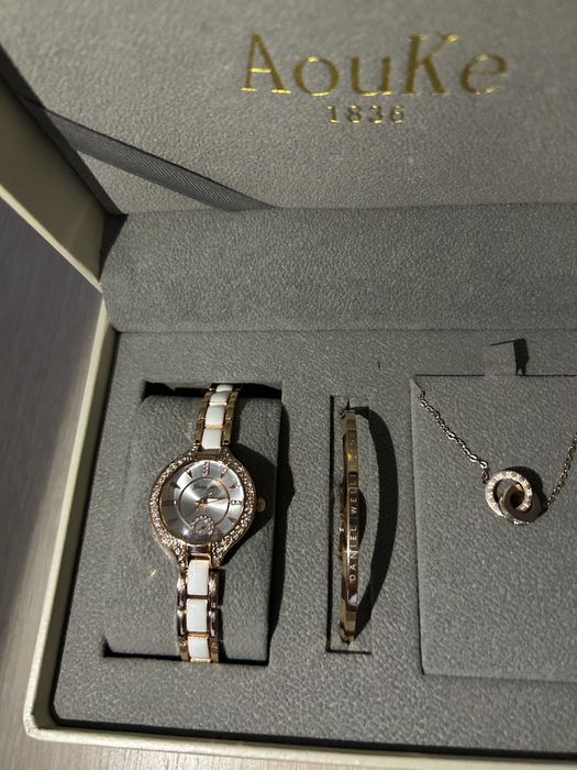 Женский часы красивый