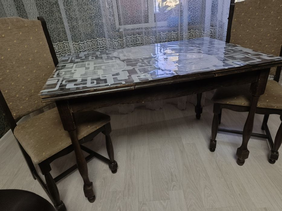 Стол со стульями