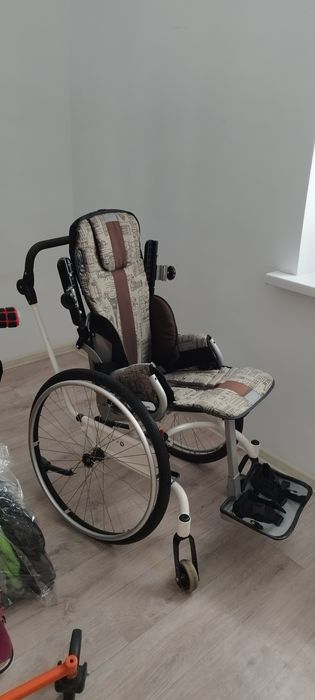 Коляска для детей и подростков