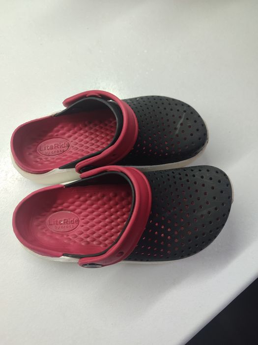 Продам детские кроксы