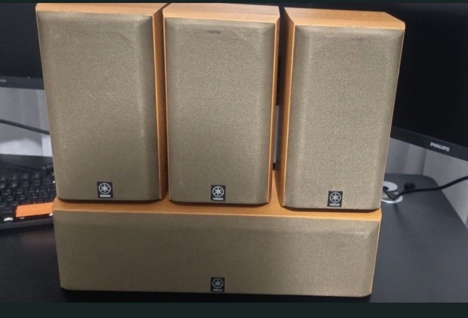 Receiver YAMAHA RX-V795 + boxă centrală și trei sateliți