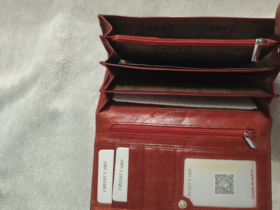 Продавам дамски кожен портфейл