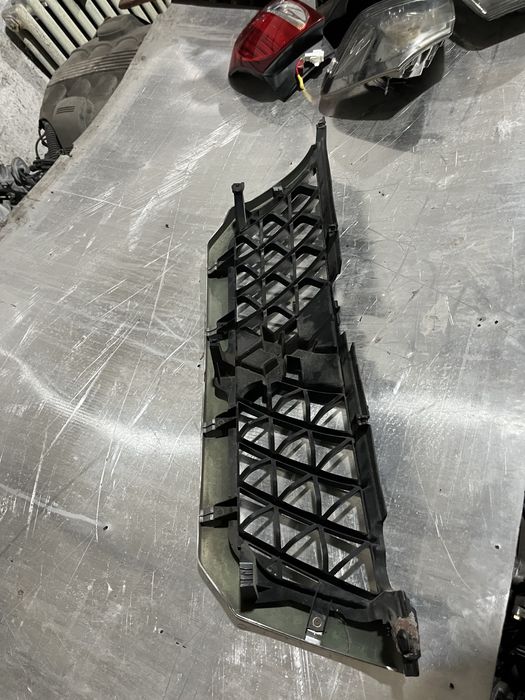 Решетка монтеро спорт оригинал б/у