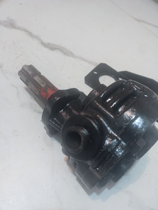 Vând pompa hidraulică