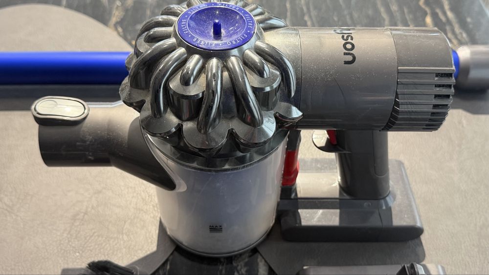 Продавам прахосмукачка Dyson V6