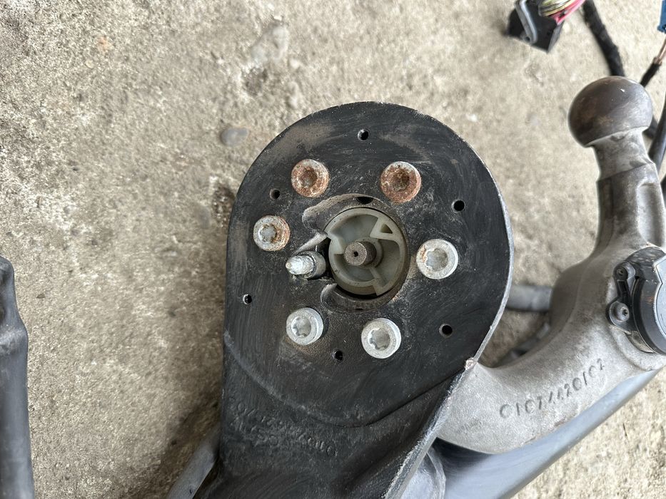 Carlig de remorcare pentru Mercedes-Benz C-Class (W205)