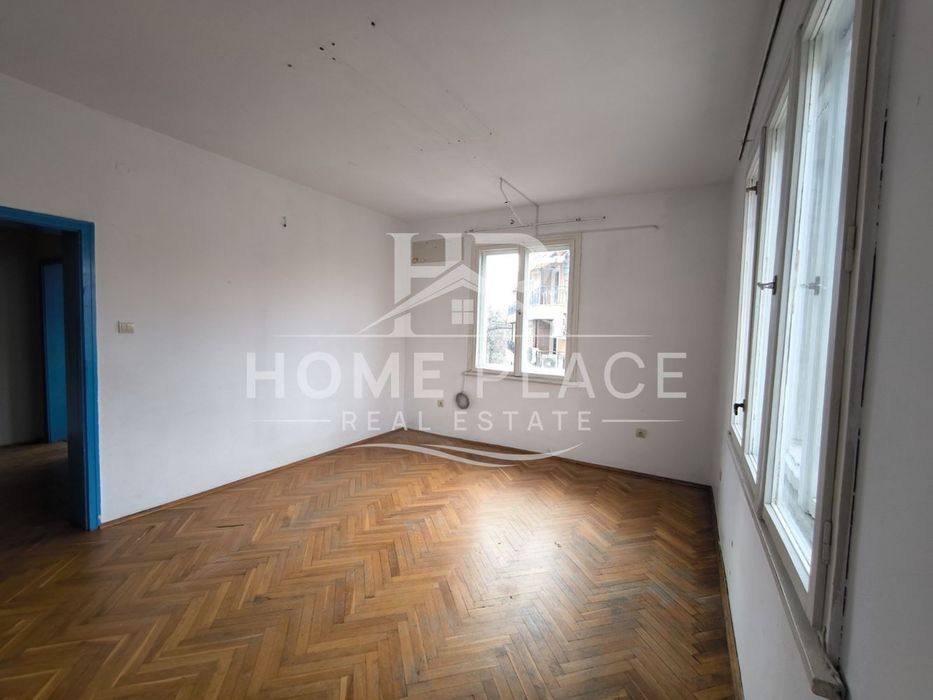 Етаж от къща  в централната част на град Варна.