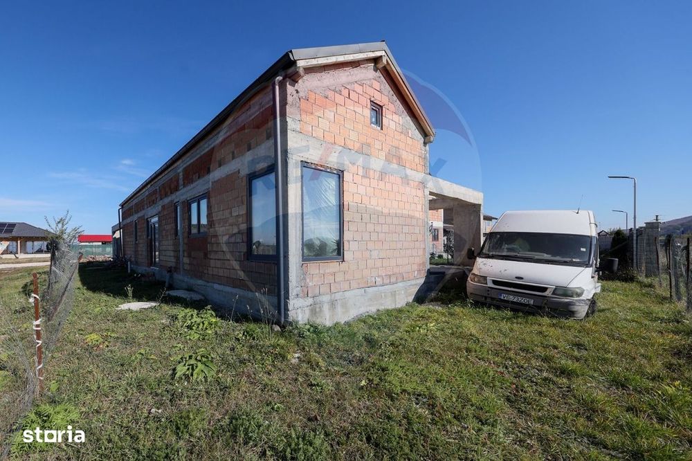 Duplex  la roșu cu 2 apartamente - 6 camere, terase generoase și curte