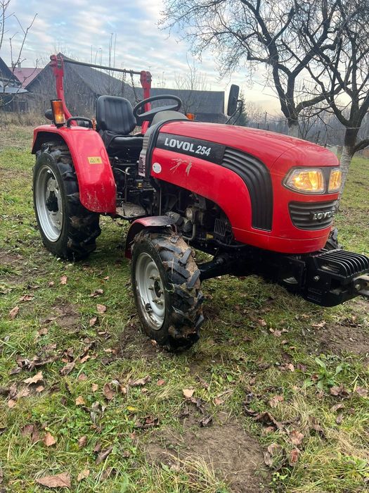 Vând tractor funcționează impecabil