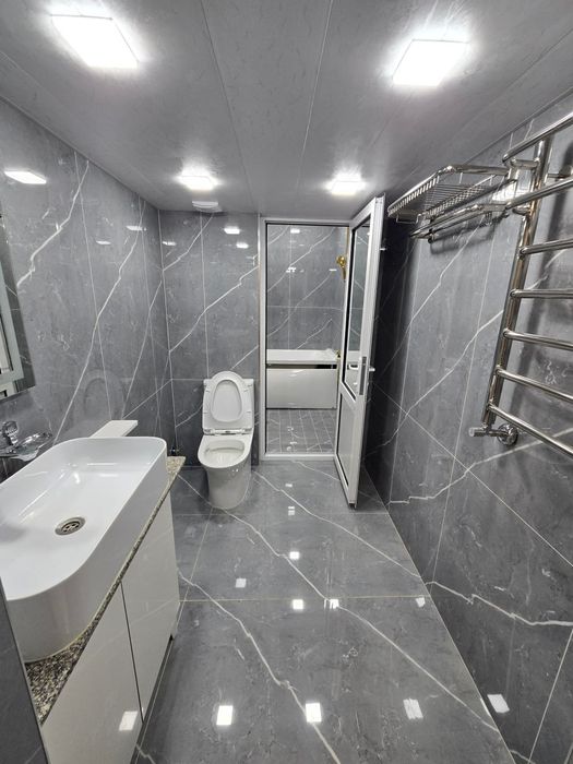 Квартира сотилади 103кв 8каватлик дом 4каватда жойлашган хама жихозлар