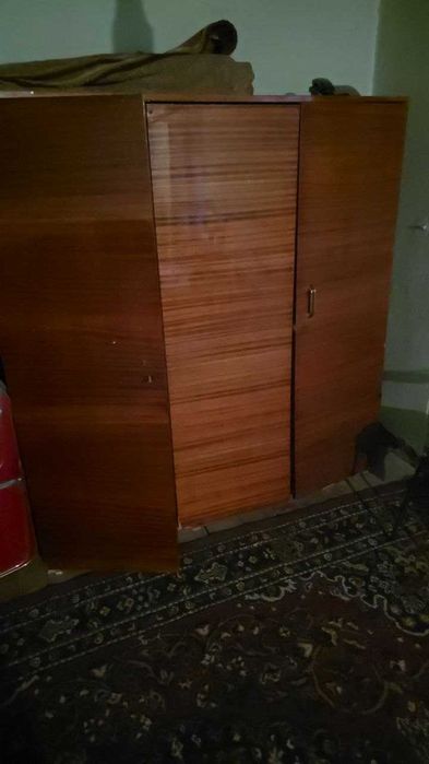 Shkaf zudlil bilan arzon narxga tez sotiladi.