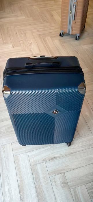 Продам чемоданы большого размера