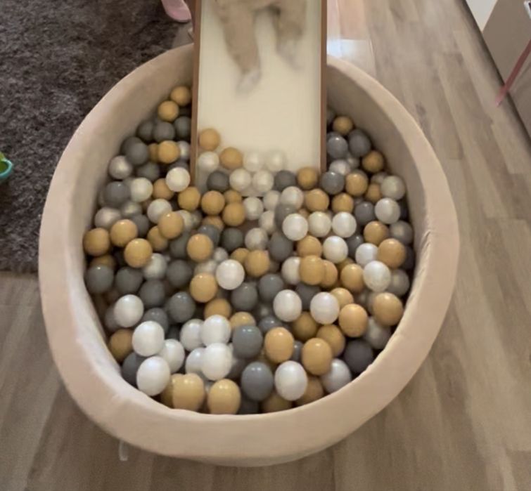 Piscina cu bile pentru copii