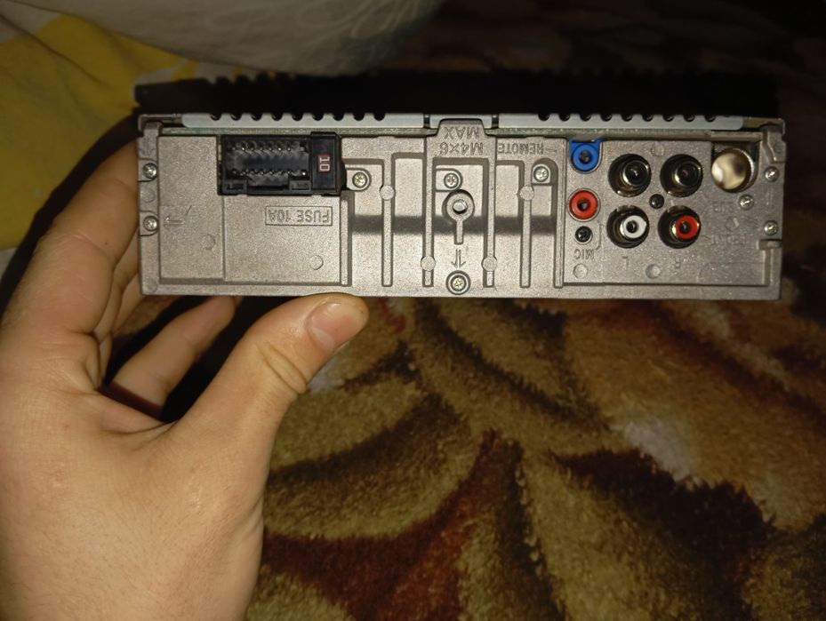 Магнитола  Alpine UTE-200BT.