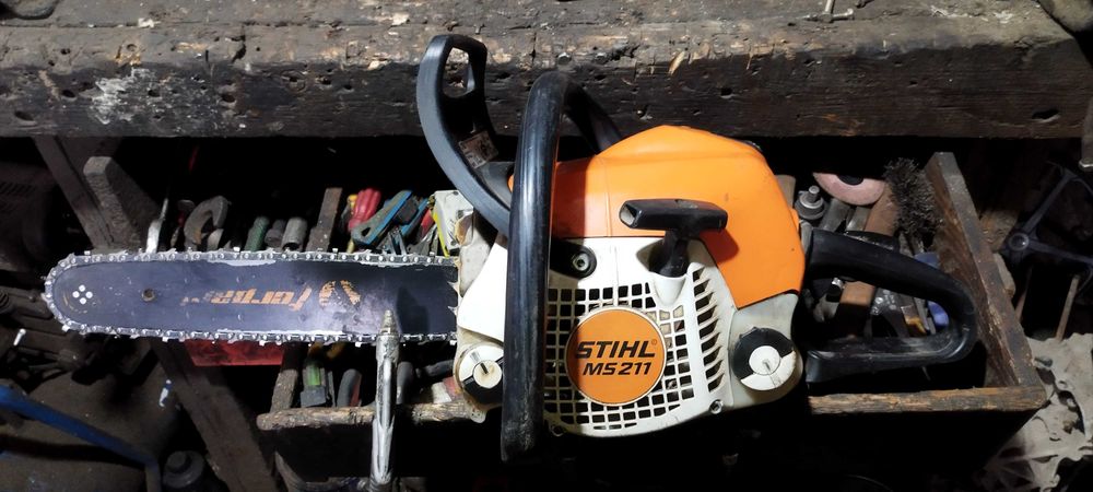 Vînd drujbă stihi 211.si motocositoare Husqvarna 128r