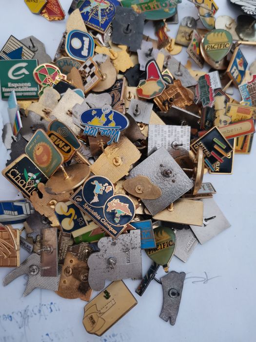 Lot 100 insigne - diferite tematici