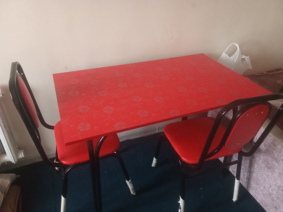 Стол стул сотилади 4 та стули бор 2 та пара.