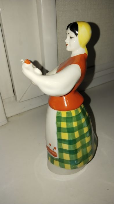 Фарфоровая статуэтка