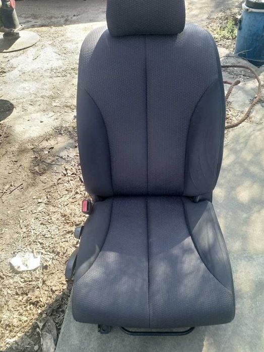 Предни седалки Нисан Тида