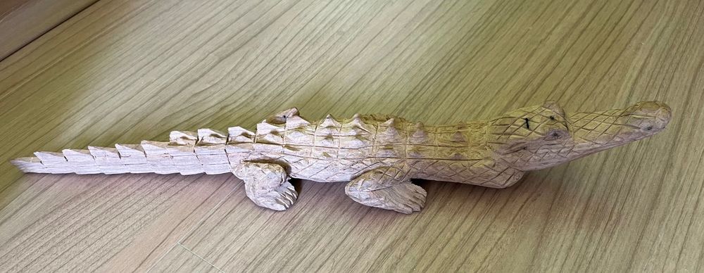 Вази, сувенури , гривни - дърво лот за 37 лв. Фигури от порцелан