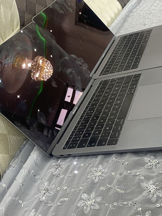 Vand doua macbook pro m14 2023 pentru piese