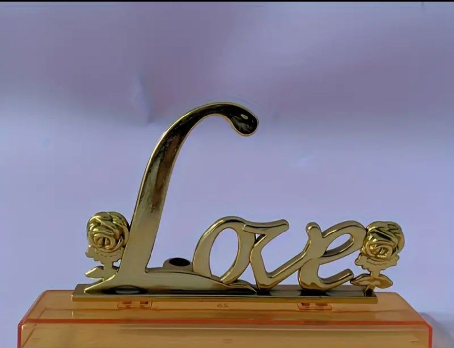 Златна роза със стойка