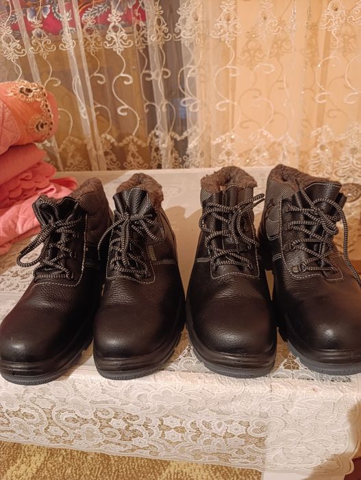 Botinkalar sotiladi uchida temiri bor xotirjam 4 5 yil kiyaveras