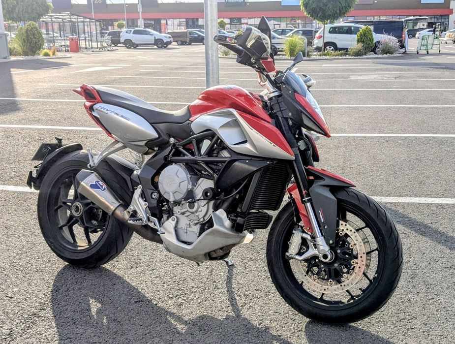 Vand/ schimb (cu scuter)  Mv Agusta Rivale 800