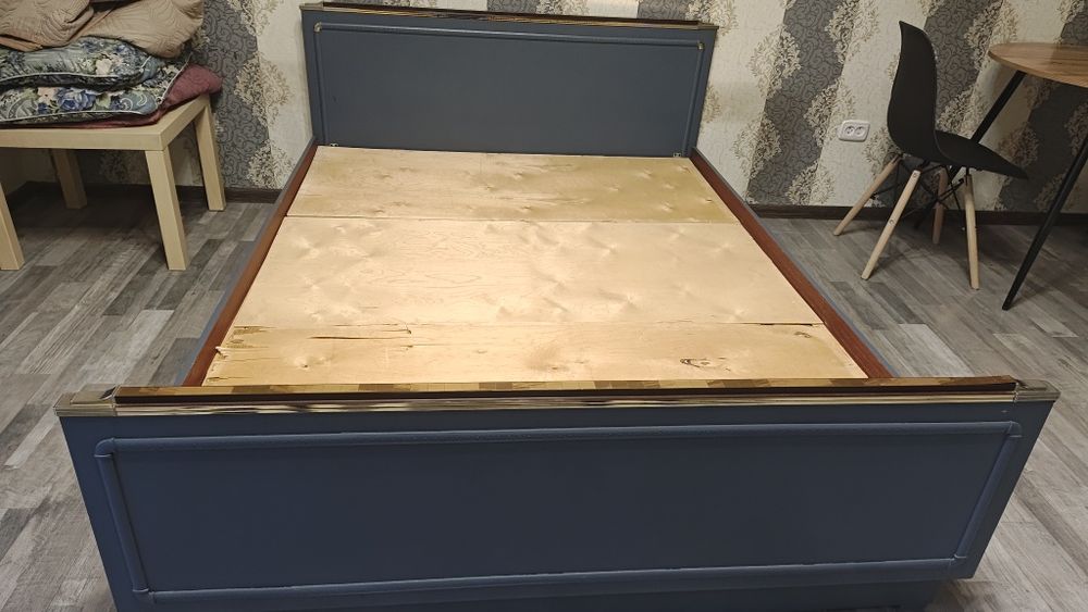 Кровать без матраса