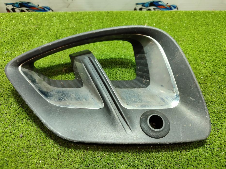 GRILA BARA FATA DREAPTA NISSAN JUKE HYBRID 1.6 BENZINA 2023 COD OEM 261A21107R / 261A27768R / HATCHBACK 5 USI / 2022-2024