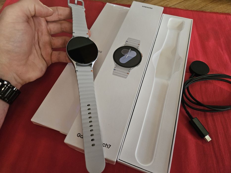-Samsung Galaxy Watch 7 ca Nou 44MM 128Gb 8Ram Grey Bat: 100%: 59 cicluri incarcare cutie completa cablu date original poze reale nici o restrictie