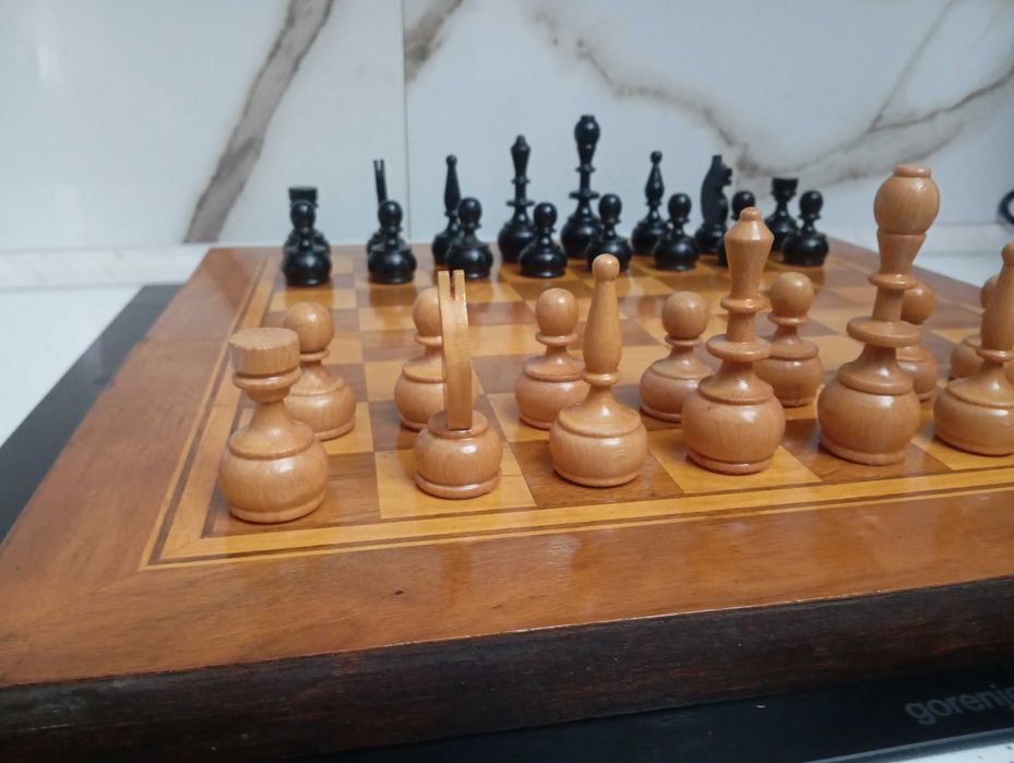 ШАХ с дървени фигури