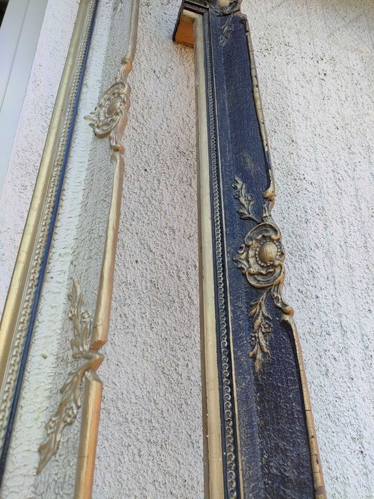 Vand galerii din lemn cu ornamente sculptate in gips.